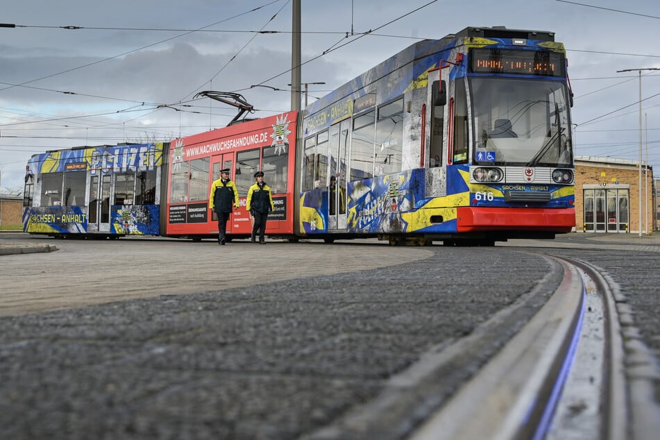 Ein 25-Jähriger ist in einer Straßenbahn in Halle offenbar angegriffen und beraubt worden, weil er einen Fanschal getragen hatte. (Symbolbild)