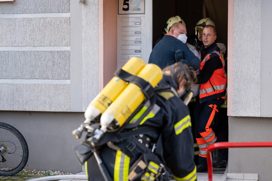 Mieterin stürzt beim Kochen: Küche fängt Feuer, Mehrfamilienhaus evakuiert