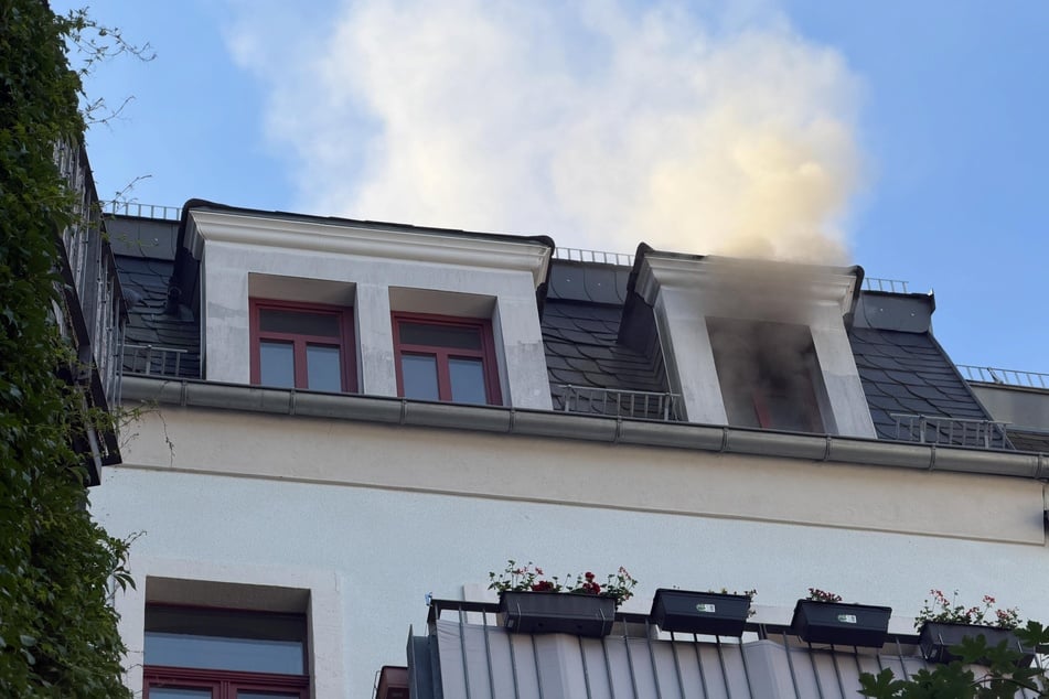 Aus dem Fenster einer Dachgeschosswohnung an der Hoyerswerdaer Straße stieg Qualm empor.