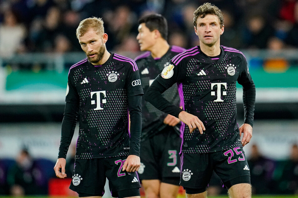 Müller und seinem Teamkollegen Konrad Laimer (26) steht der Schock nach der Niederlage gegen Saarbrücken ins Gesicht geschrieben.