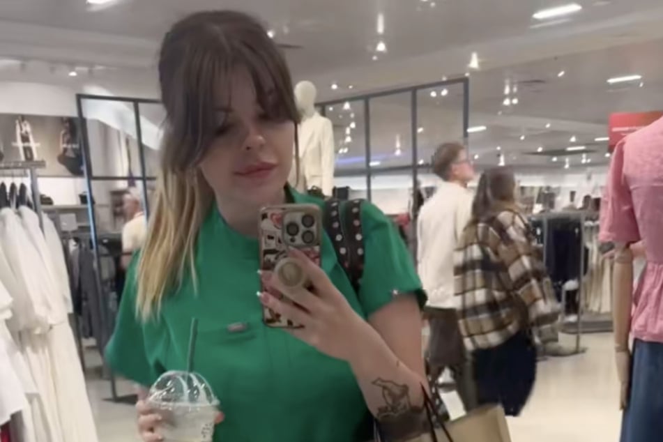 Aimee Wagstaff no pudo evitar reír al descubrir el mensaje en su taza.