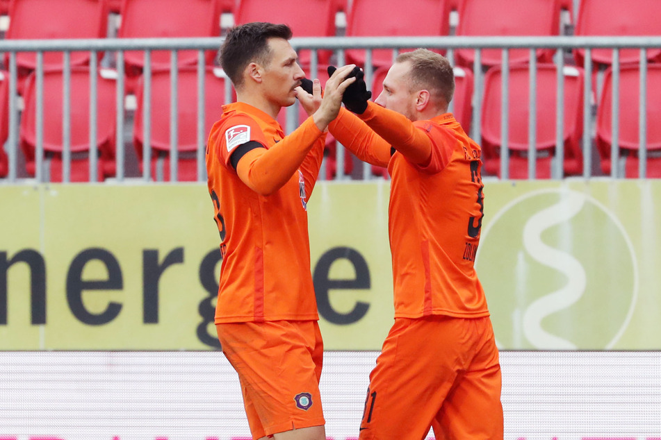 Aues Mittelfeldspieler Ben Zolinksi (l., 28) trifft zum 1:2 und jubelt mit Sören Gonther (33).