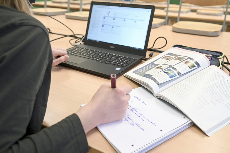 Eine Schülerin arbeitet am Laptop im Fernunterricht.