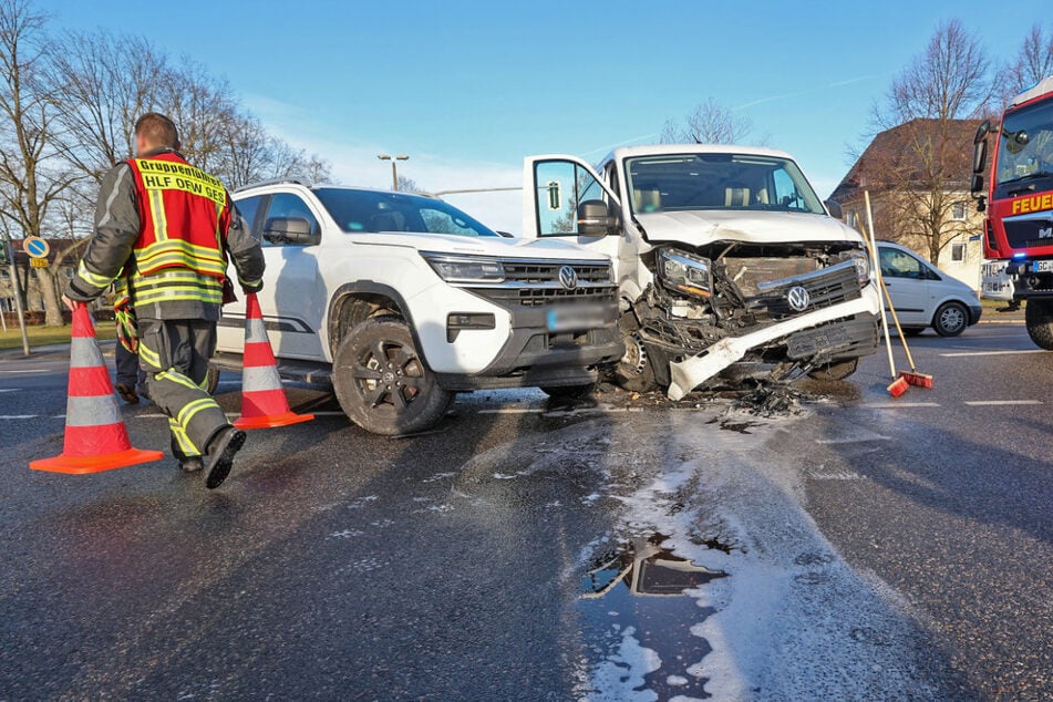 Die beiden VW krachten im Kreuzungsbereich zusammen.