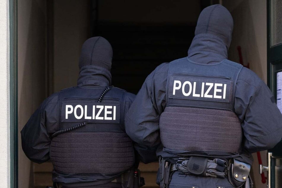 Die Polizei nahm bei den Durchsuchungen drei Männer und eine Frau fest. (Symbolbild)