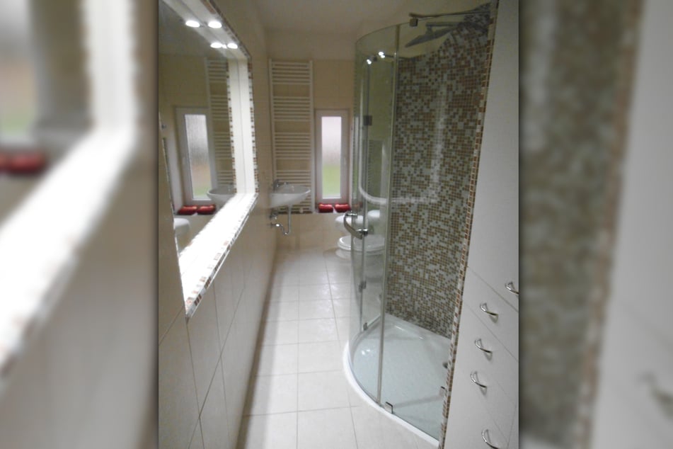 Das selbst gebaute Badezimmer im zwangsgeräumten Haus.