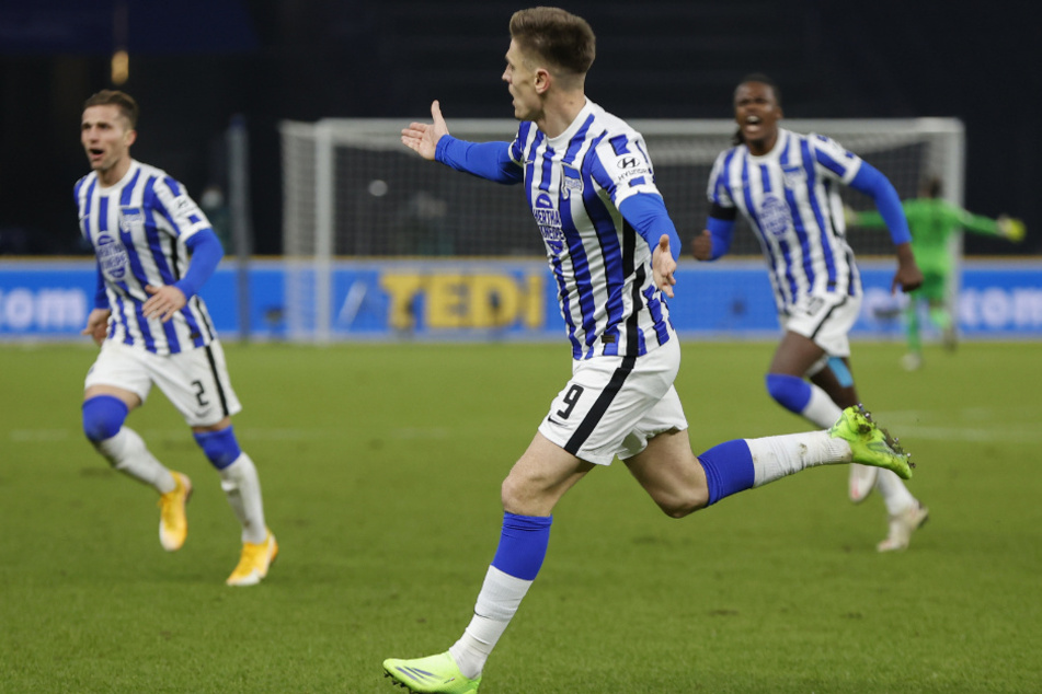Krzysztof Piatek bejubelt mit Peter Pekarik (l.) und Dedryck Boyata (r.) sein Tor zum 2:1.
