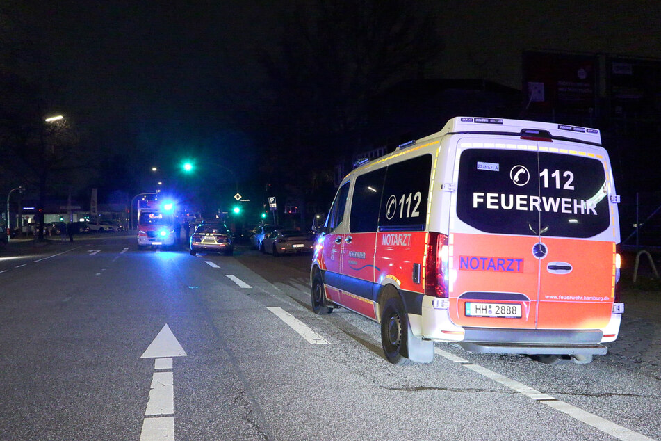 In Hamburg wurde in der Nacht zu Mittwoch ein lebloser Mann auf offener Straße gefunden. Er konnte reanimiert werden.