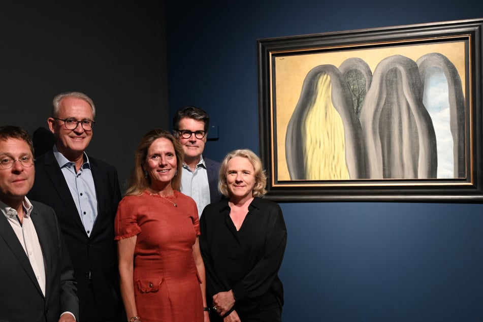 Alexander Klar, Bernd Kundrun, Elisabeth Lorenz-Meyer, Toby Kamps und Helga Huskamp (v.l.n.r.) stehen neben dem Gemälde, das die Hamburger Kunsthalle für viel Geld erworben hat.