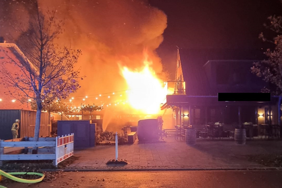 Feuer zerstört Lagerhalle! Flammen greifen auf Restaurant über