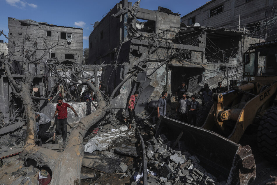 Palästinenser begutachten ein zerstörtes Wohnhaus nach einem israelischen Luftangriff im südlichen Gazastreifen.