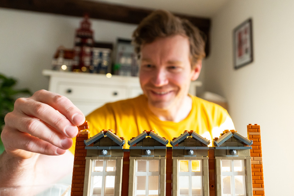 Benjamin Albrecht baut ein Lüneburger Gebäude mit Legosteinen nach.