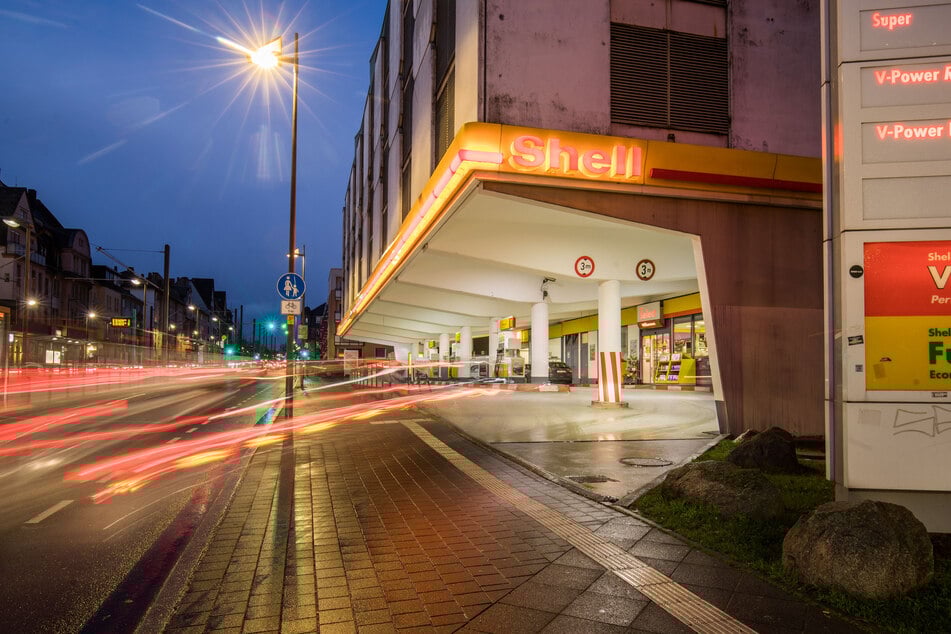 Der abendliche Verkehr rauscht an einer Tankstelle vorbei (Symbolbild).