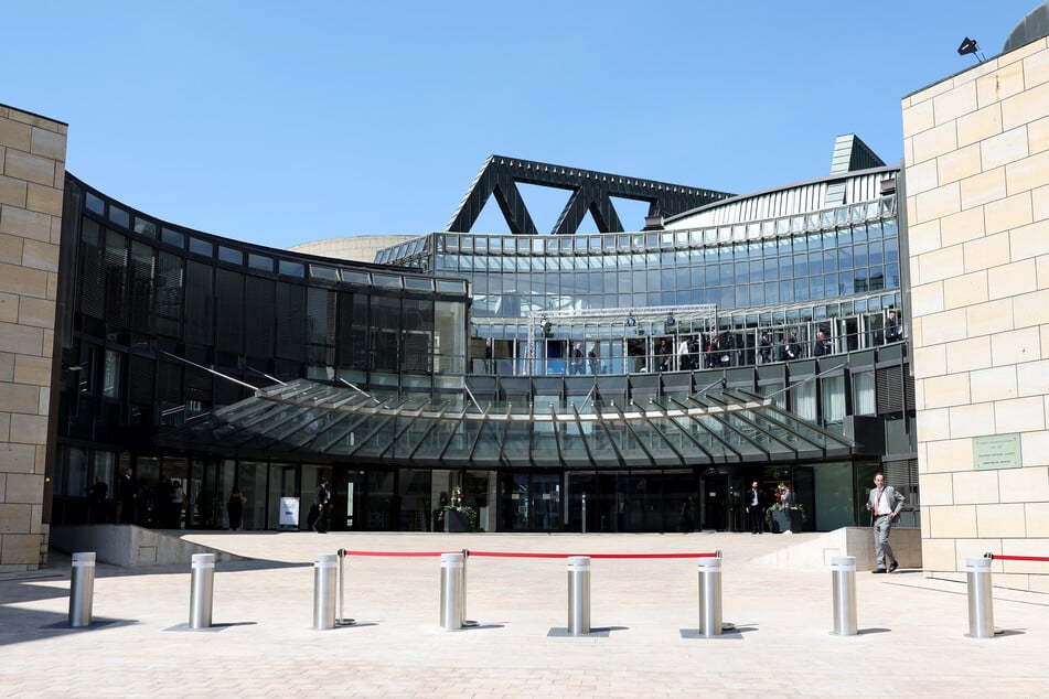 Eine Führung durch den Landtag dauert 45 Minuten. Wer ihn auf eigene Faust erkunden möchte, sollte sein Smartphone mitbringen.