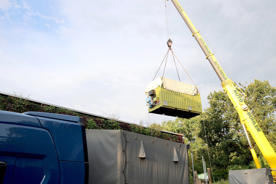 Mithilfe eines speziellen Containers kam Indira in den Karlsruher Zoo.