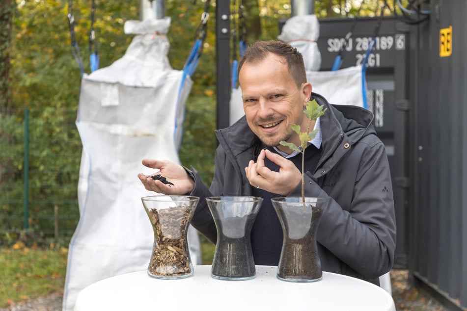 Schlösserland-Gartenleiter Claudius Wecke (44) ist froh, dass sich mit der innovativen Anlage nun der "Stoffkreislauf schließt. Denn auch das CO2 bleibt in der Pflanzenkohle drin, statt es in die Atmosphäre auszustoßen."