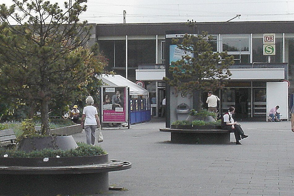 Der Vorfall nahm auf dem Vorplatz des Hauptbahnhofs in Hanau seinen Lauf. (Archivbild)