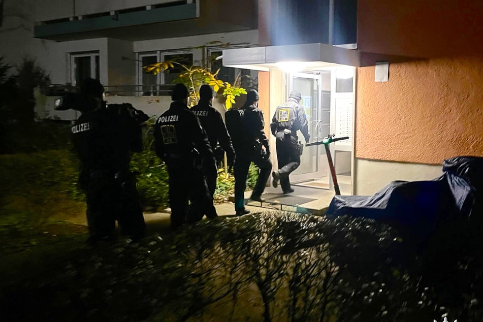 Dieses vom Bayerischen Landeskriminalamt zur Verfügung gestellte Foto zeigt Polizisten bei einer Durchsuchung im Rahmen des heutigen Aktionstags gegen antisemitische Straftaten. Auch in Sachsen wurden Verdächtige vernommen.