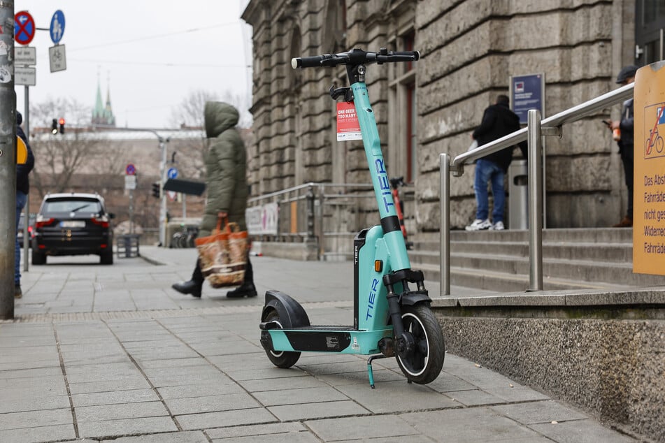 Nach einer Unternehmensfusion verschwinden die E-Scooter der Marke Tier bald aus deutschen Städten.