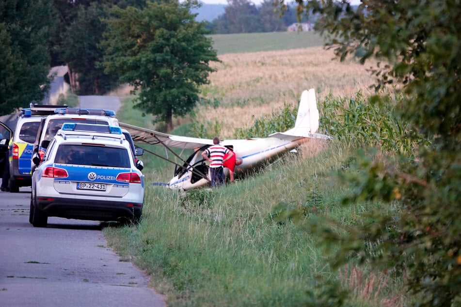 Der Pilot hatte das Kleinflugzeug durch ein Problem bei der Landung nicht mehr unter Kontrolle und kam von der Landebahn ab.