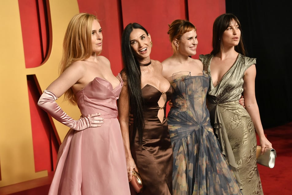 Demi Moore (2.v.l.) und ihre Töchter Rumer Willis (l.), Tallulah Willis (2.v.r.) und Scout LaRue Willis (r.).
