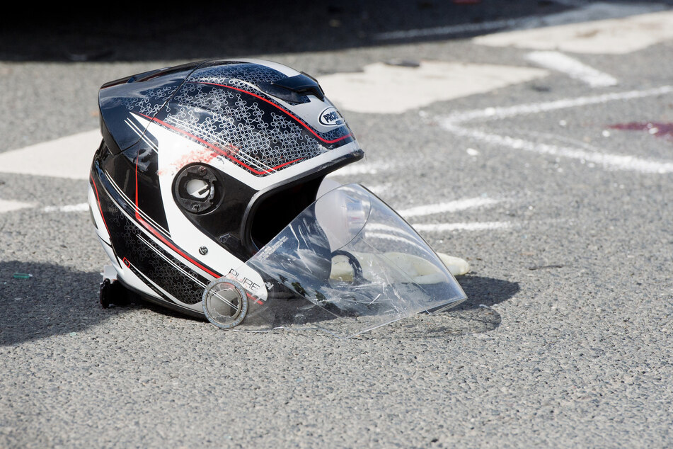 Ersthelfer und Rettungskräfte konnten nichts mehr für die schwerverletzte Motorradfahrerin tun. (Symbolbild)