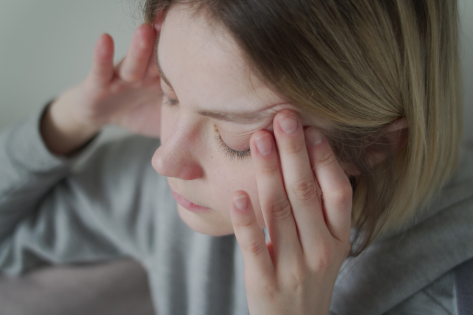 Eine 16-Jährige klagte über starke Kopfschmerzen. Die behandelnde Ärztin erkannte nicht, dass die junge Frau an einer Meningitis litt, diagnostizierte stattdessen Prüfungsstress. (Symbolbild)