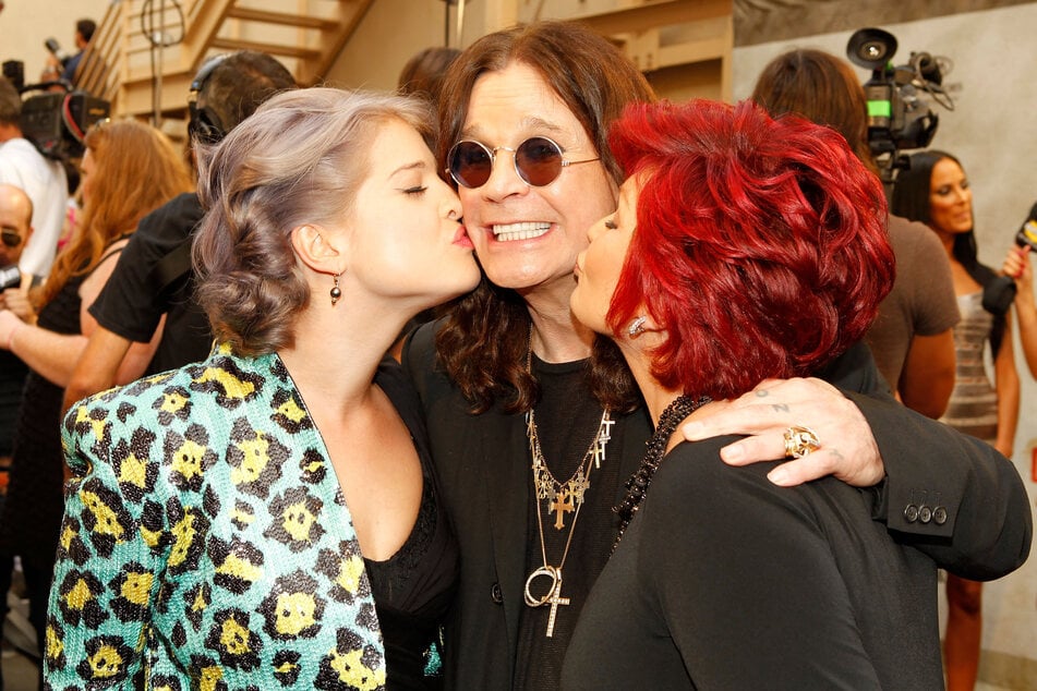 Kelly Osbourne (41, l.) gemeinsam mit ihrem verstorben Vater Ozzy Osbourne (†76) und ihrer Mutter Sharon (73). (Archivfoto)