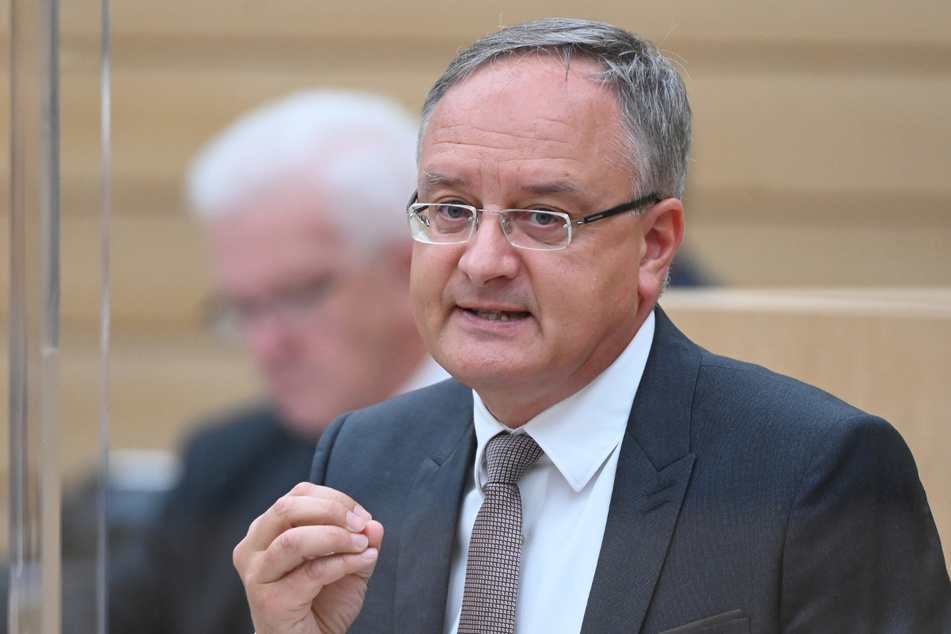 "Wer heute Schulschließungen ausschließt, aber nichts dafür tut, Klassenzimmer sicherer zu machen, der macht den Leuten etwas vor!", sagt SPD-Fraktionschef Andreas Stoch (51).