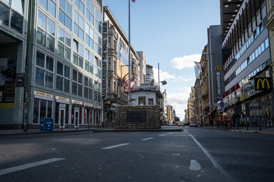 Der Checkpoint Charlie und das Mauermuseum erinnern an die Teilung Deutschlands.