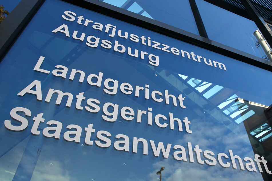 Das Strafjustizzentrum in Augsburg. Vor dem dortigen Amtsgericht muss sich der Freie-Wähler-Politiker Peter Hummel wegen mehrerer Straftaten, darunter Verleumdung und Beleidigung, verantworten.