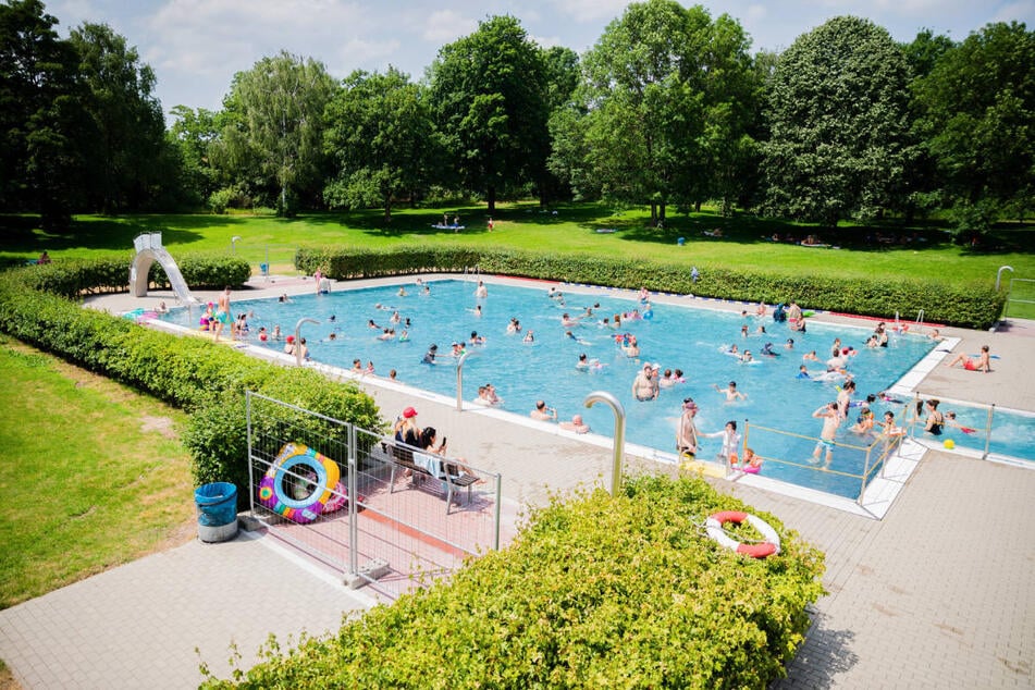 Abkühlung in Schwimmbädern oder Seen ist in der Sommerhitze sehr willkommen bei den Berlinern. (Symbolfoto)