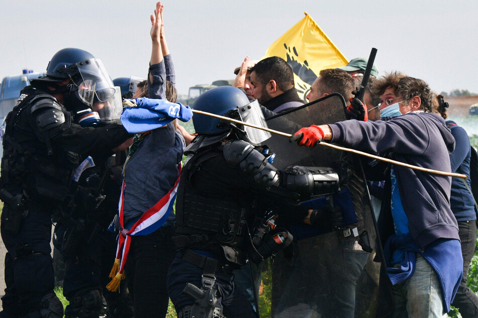 Aktivisten geraten während der Demonstration mit Gendarmen aneinander.