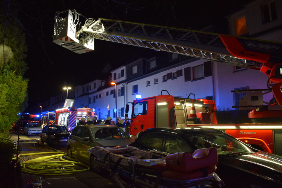 Auch eine Drehleiter kam bei dem Brand zum Einsatz.