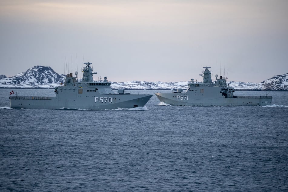 Militärschiffe patrouillieren in den Fjorden der Hauptstadt von Grönland.