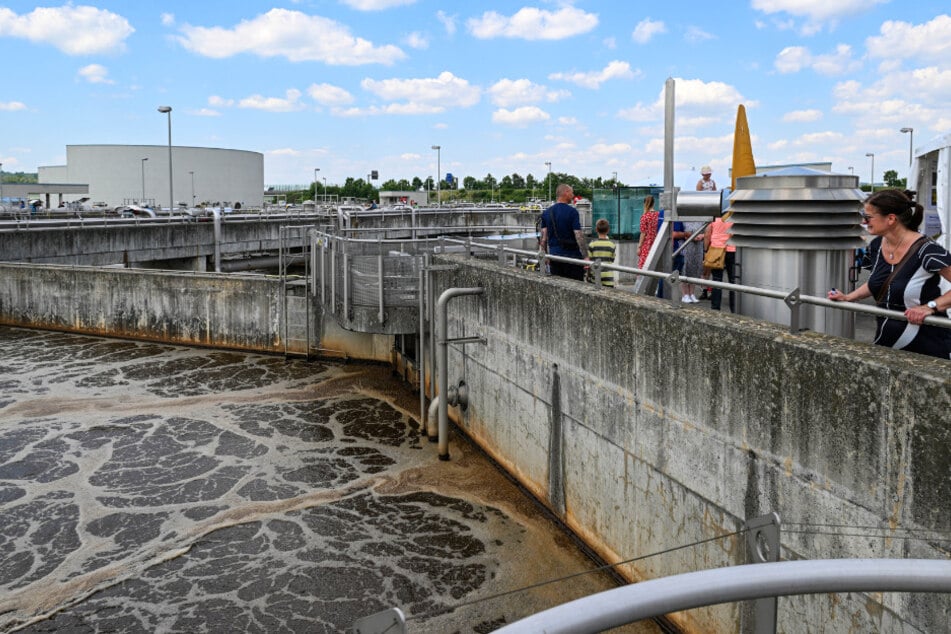 In Klärbecken wie diesem wird das Abwasser vorgereinigt. 92 Prozent der Haushalte in Sachsen waren 2023 an zentrale abwassertechnische Systeme angeschlossen.