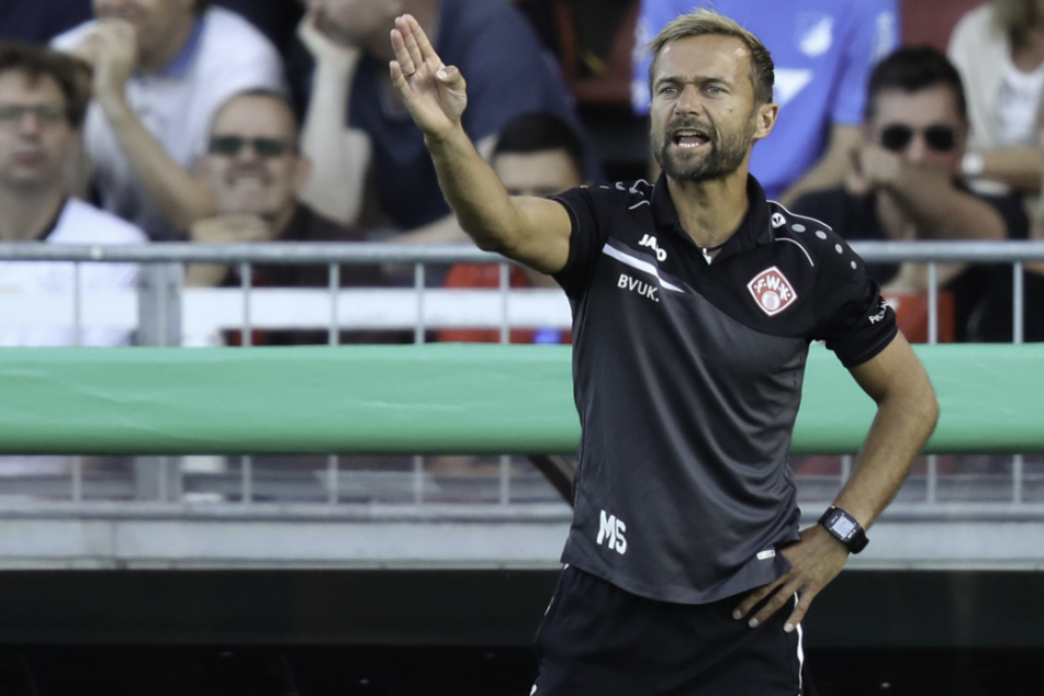 Für Kickers-Trainer Michael Schiele und viele andere ist es eine unbekannte Situation.