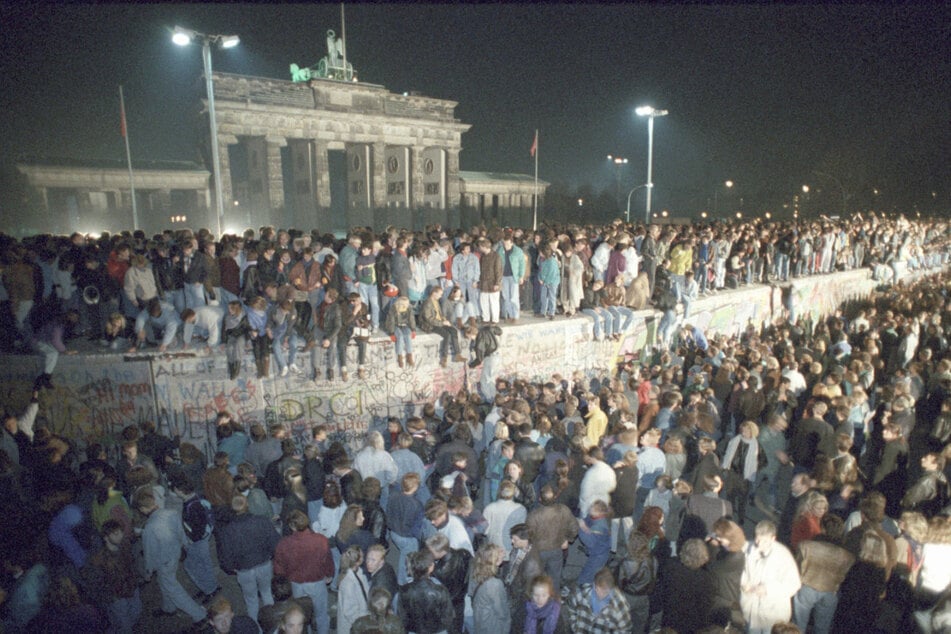 Gemeinsam mit den anderen Gästen erinnerte sie sich daran, wie ihre Familie den historischen Moment erlebte.