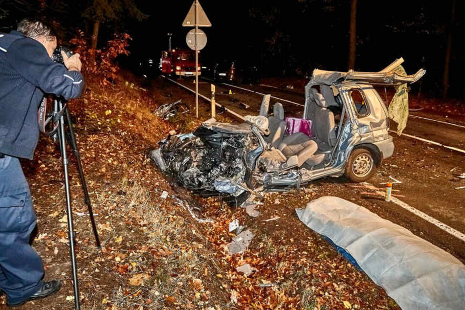 Den Einsatzkräften vor Ort bot sich nach dem tödlichen Unfall ein schreckliches Bild.