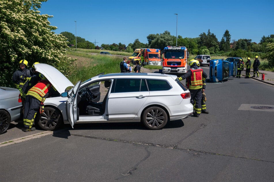 Der Mercedes geriet ins Schleudern und kippte um.