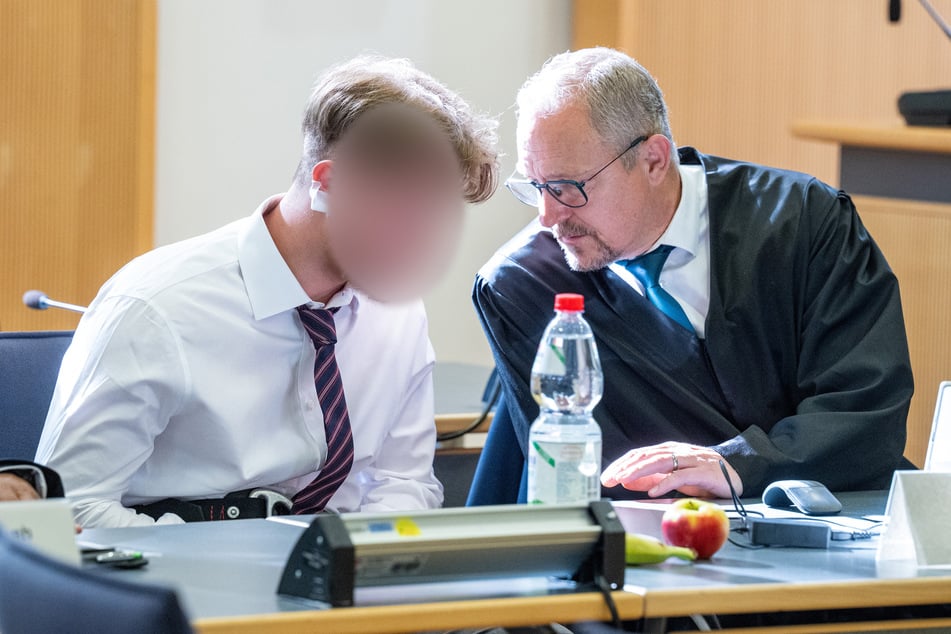 Der Beschuldigte (l.) wird von Rechtsanwalt Jörg Meyer (r.) verteidigt.