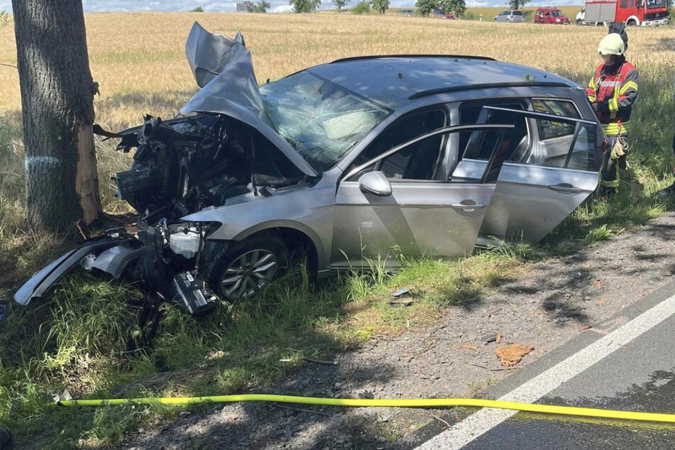 Das Unfallauto ist schwer lädiert, zwei Menschen wurden verletzt.