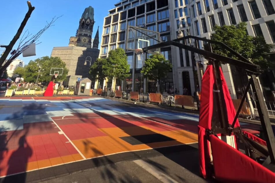 Berlin: Basketball-Hype in Berlin: Bunter Pop-up-Court am Breitscheidplatz