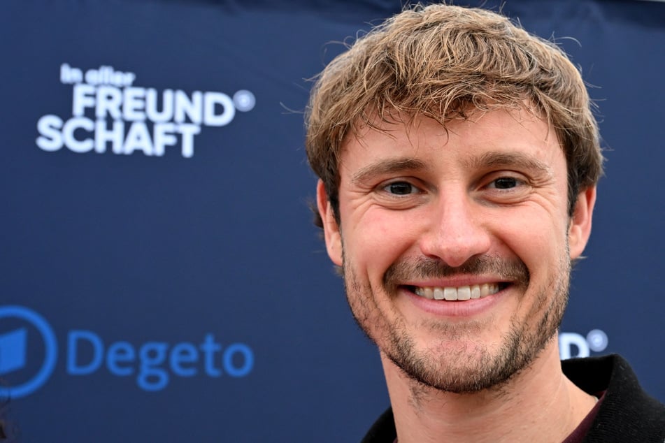 In aller Freundschaft: "Es wird romantisch und dramatisch": Neuer "In aller Freundschaft"-Star Frédéric Brossier gibt Einblicke in die neue Staffel