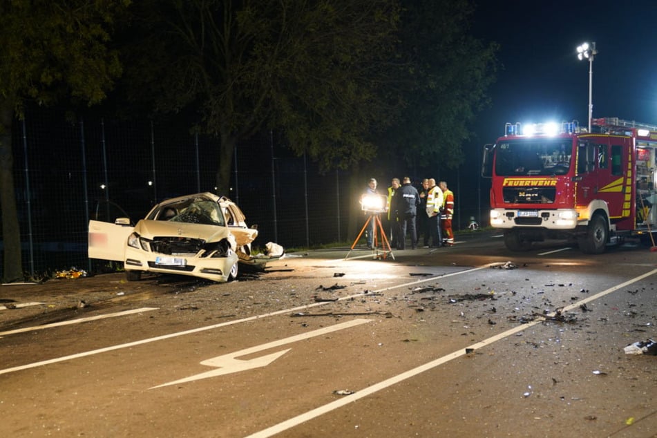 Ein Taxifahrer ist bei einem Unfall im Landkreis Regensburg mit einem anderen Auto tödlich verletzt worden.