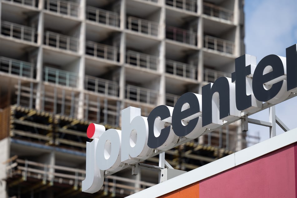 Das Jobcenter zahlte der zehnköpfigen Familie jeden Monat knapp 5200 Euro aus Steuermitteln. (Symbolfoto)