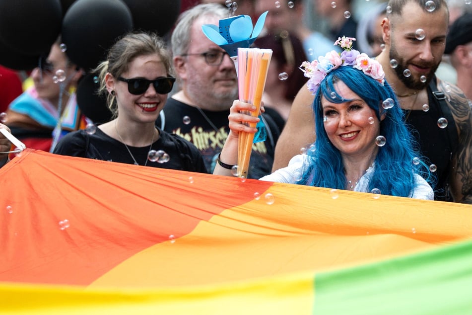 CSD 2026 in Frankfurt am Main: Eine Demonstrantin verteilt Seifenblasen.