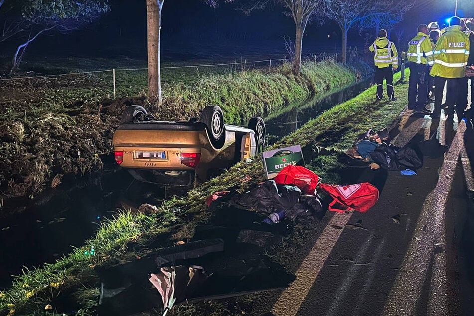 Der am Unfall beteiligte Audi ist in einem Wassergraben liegen geblieben.