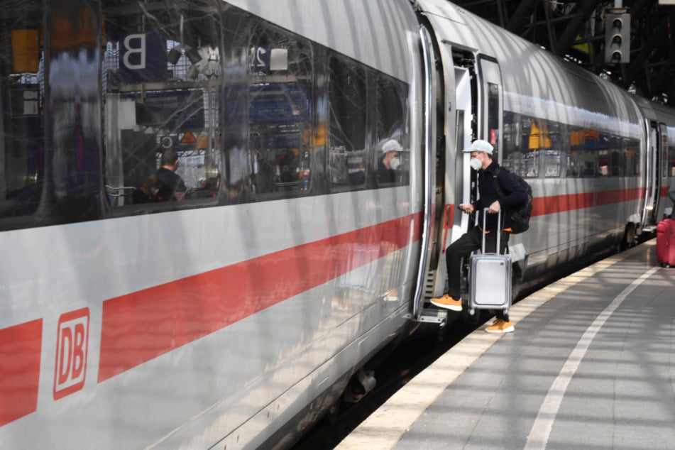 Warten, Einsteigen und Abfahrt ist momentan am Hauptbahnhof in Köln nicht so einfach drin. Reisende müssen sich auf Zugausfälle und Verspätungen einstellen.