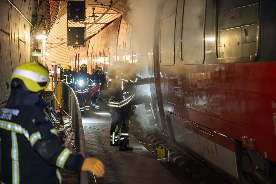 An der S-Bahn-Haltestelle Markt wurde mit einer Nebelmaschine ein Brand in einem Zug simuliert.